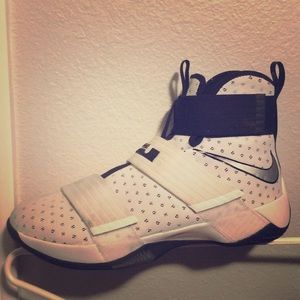 Lebron solder black/white/silver